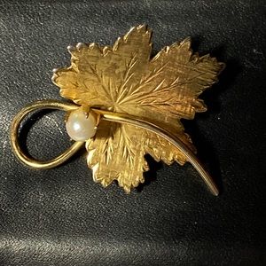 Vintage Signed TURIN INC 12 KT GF Leaf with Pearl Brooch Pin